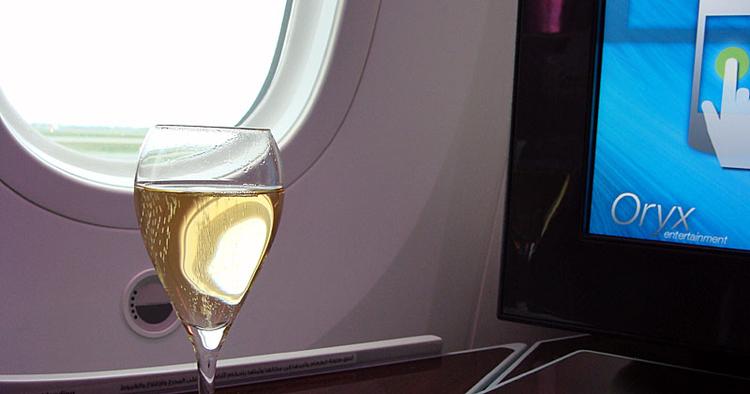Afgang. Dreamlinerens store vinduer, en decideret fjernsynsskærm og et godt glas champagne, er nogle af de elementer, der gør turen med Qatar Airways' business class til en oplevelse. 