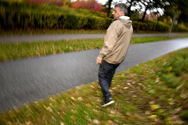 invalideret. Flere mennesker er trådt frem i Poltiken med eksempler på utilfredsstillende sagsbehandling i Arbejdsskadestyrelsen. Han fik på sit job som kabelmontør 6.000 volt gennem sin krop. I slutningen af oktober - tre et halvt år efter arbejdsulykken - havde han stadig ikke fået erstatning. 