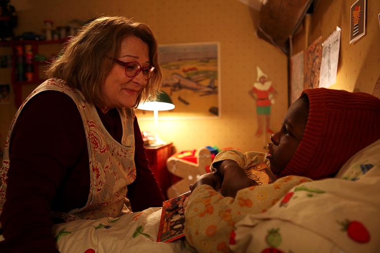 Hjerterum.  Balasko er filmens hjerne og hjerte som Olga, der tager flygtningebarnet Tiemoko til sig. 