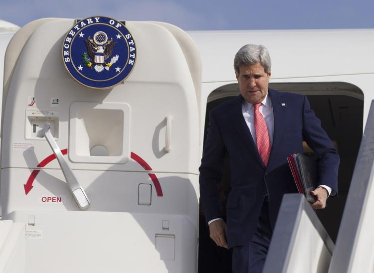 Atomforhandlinger. USA's udenrigsminister John Kerry mødtes med Israels premierminister Benjamin Netanyahu inden forhandlinger med Iran i Genève. 