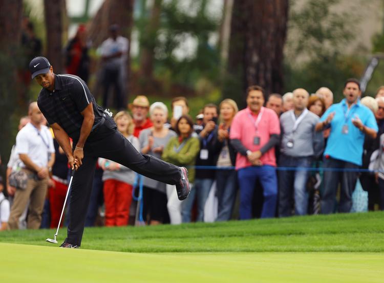 FREMGANG. Efter en beskeden første runde er Tiger Woods begyndt at avancere i Tyrkiet, hvor et par danskere er med helt fremme. 