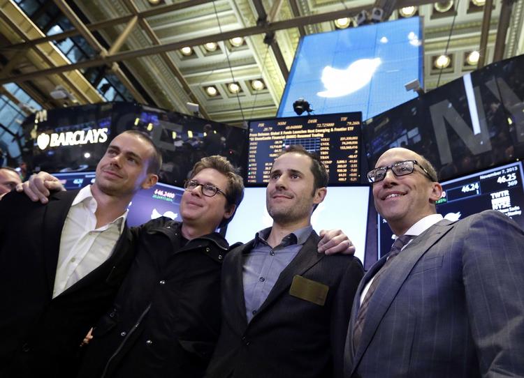 RIGE. Det blev en festlig dag for Twitterfolkene på New Yorks fondsbørs. Fra venste ses Jack Dorsey, grundlægger og bestyrelsesformand, Biz Stone, der også var med til at starte firmaet samt Evan Williams, tredje stifter. Yders Dick Costolo, der er adm. direktør. 