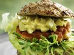 Fiskeburger. Laksefarsen er fremragende i en burger med remolade og grønt. 