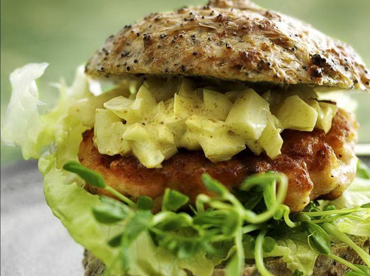 Fiskeburger. Laksefarsen er fremragende i en burger med remolade og grønt. 