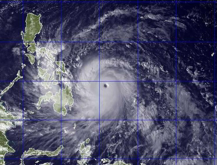 Blæst omkuld. Supertyfonen Haiyan hærger i øjeblikket den sydøstasiatiske øgruppe Filipinerne. (Foto: AP Photo/US Naval Research Lab) 
