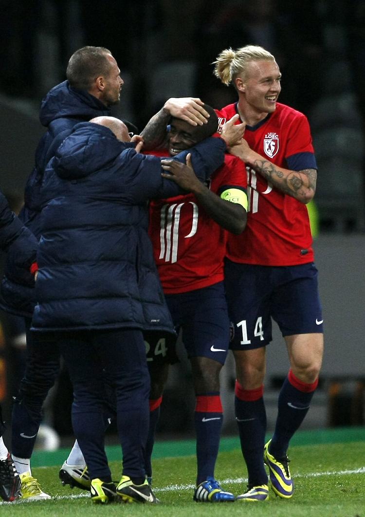 succeshold. Simon Kjær (th) jubler med holdkammerater efter Lilles andet mål mod Monaco. 
