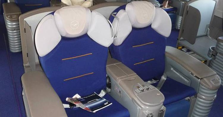 KOMFORT. Der er god bredde på sæderne på Lufthansas business class. De kan lægges ned i næsten vandret position. 