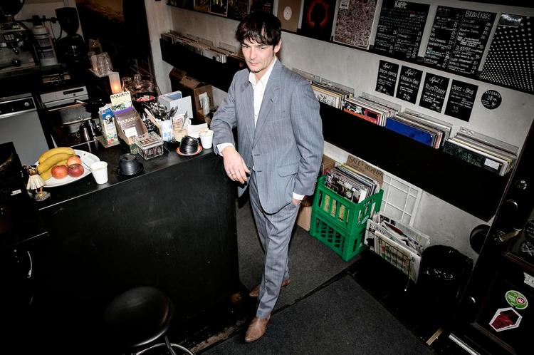 Kvarteret. Michel Belli handler helst i butikker på Vesterbro, hvor han bor. Han er kaffeentusiast og lp-samler, og Sort Kaffe og Vinyl er et stamsted. Habitten er et genbrugsfund, omsyet i en lokal tøjbutik. 