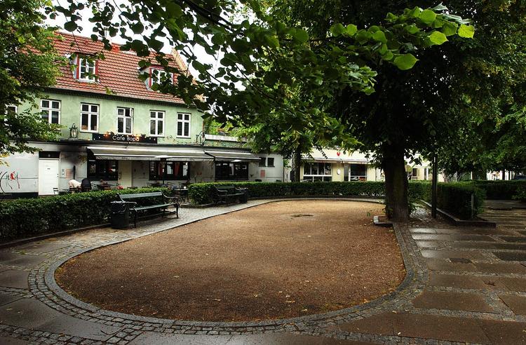 ÅNDEHUL. Torsdag blev opsigelserne af Pixie og de andre erhvervslejemål på Bopa Plads trukket tilbage efter kommunens trusler om en dagsinstitution på pladsen. 