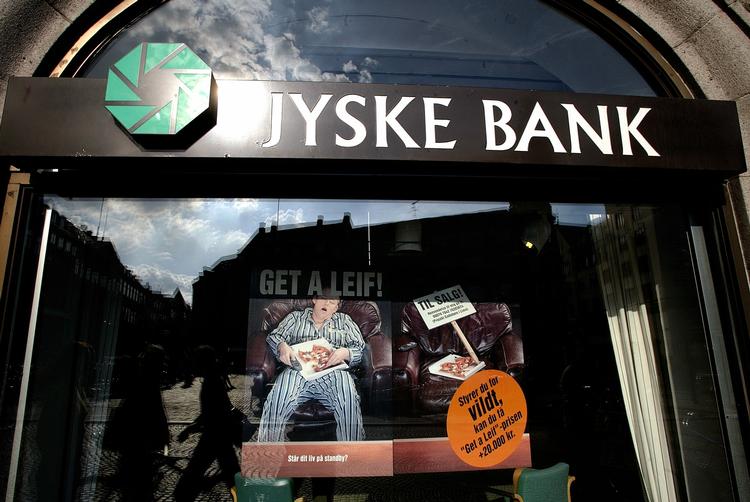 jyske. DR har erkendt, at man har været fristet til at udlevere de mange timers råbånd om Jyske Bank. Heldigvis faldt DR ikke for fristelsen, skriver Bjarne Schilling. 