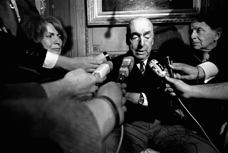 Stjernedigter. Pablo Neruda taler her med journalister i 1971, da han modtog nobelprisen i litteratur. 