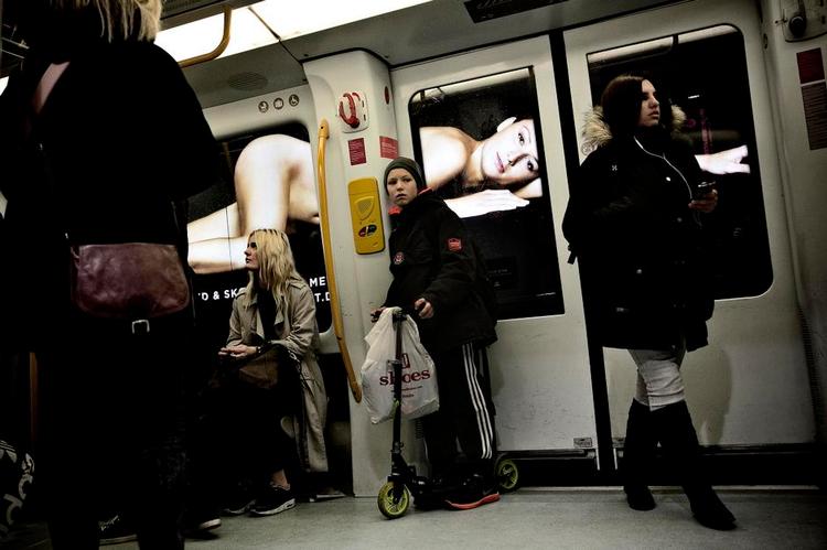 Påvirkning. I årevis har Nygart-klinikken haft store busreklamer i det københavnske bubillede. Lige nu kører en nøgen, liggende kvinde rundt i metroen. 