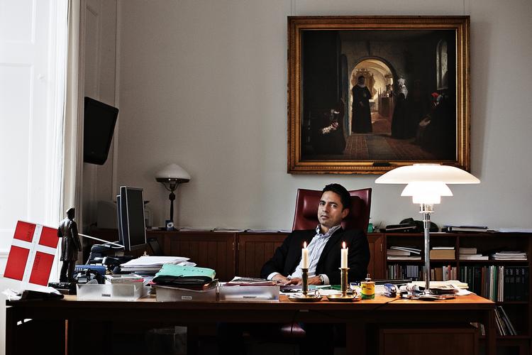 Blasfemiparagraffen. Kirke- og Ligestillingsminister Manu Sareen læner sig op af anbefalinger fra Institut for Menneskerettigheder, der i 2012 foreslog, at paragraffen om blasfemi blev slettet. 