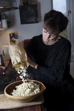Kræftfremkaldende. Emballager til mikrobølgepopcorn er på listen over fødevarer, hvor skadelige stoffer vandrer fra papir- og papemballagerne over i maden. 