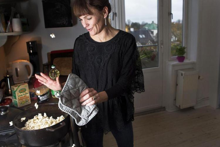 Pop. Små knald lyder fra gryden, da Rikke Gleerup Ovesen laver hjemmelavede popcorn. Mikroovns-udgaven kunne hun aldrig drømme om at spise, og hun hælder generelt alle fødevarer i pap- og papir-emballage over i glas. 