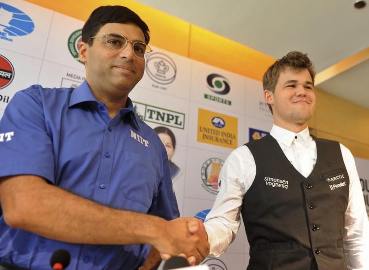 titelkamp. De to kombattanter, Viswanathan Anand (tv) og Magnus Carlsen, hilser på hinanden forud for kampen om VM-titlen, der blev indledt i dag med en remis. 