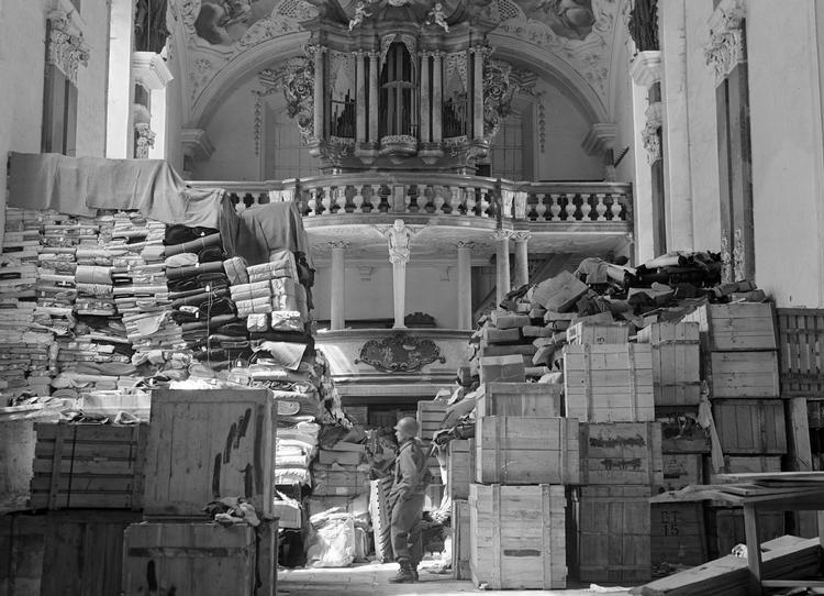 Uoverskueligt. Her står en amerikansk soldat i april 1945 blandt tyvekoster i form af kunst, som nazisterne havde gemt i en kirke i byen Ellingen i den tyske delstat Bayern. 