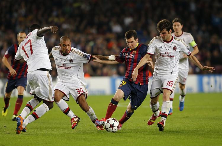 tekniker. Lionel Messi (midt) omgivet af Milanspillere, som forsøger at få bolden fra argentineren. 