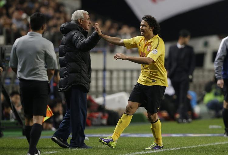 titel. Træner for  Guangzhou Evergrande, Marcelo Lippi (tv) jubler med målscorer i finalen,  Elkeson de Oliveira Cardoso. 