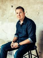 Bøger. Fredrik Backman er slået stort igennem i Sverige med sin humoristiske bestseller 'En mand der hedder Ove'. 