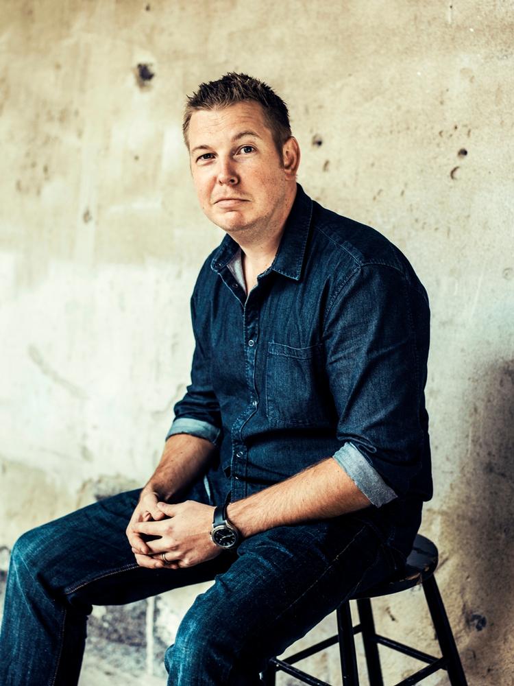 Bøger. Fredrik Backman er slået stort igennem i Sverige med sin humoristiske bestseller 'En mand der hedder Ove'. 