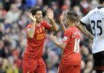 dobbelt. Liverpools Luis Suarez (tv) scorede to gange i storsejren mod Fulham. Liverpool rykker dermed op på ligaens andenplads. 