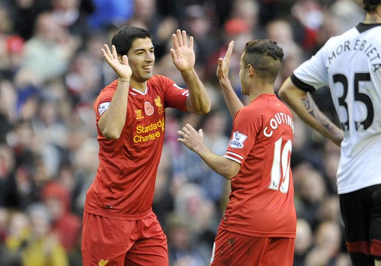 dobbelt. Liverpools Luis Suarez (tv) scorede to gange i storsejren mod Fulham. Liverpool rykker dermed op på ligaens andenplads. 