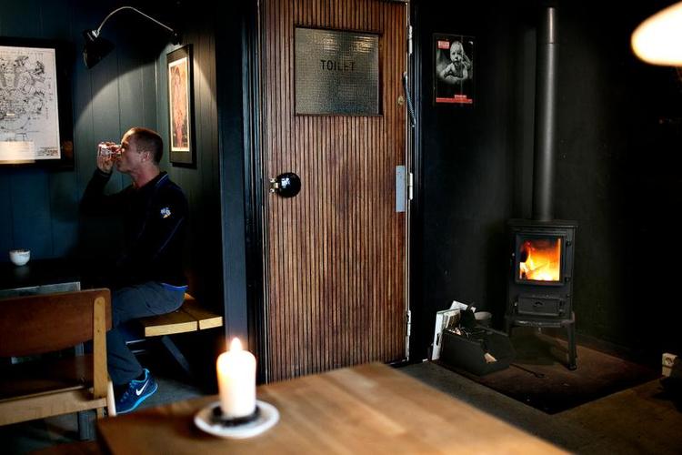 Kværn og kaffe. På Enghave Kaffe er man mere end almindeligt begejstrede for både motorcykler og moderigtig drypkaffe. Foto: 