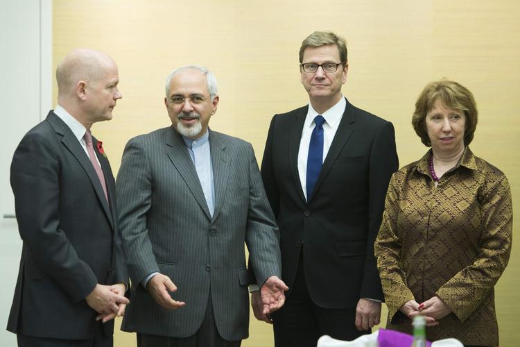 OPTIMISTISME. Storbritanniens udenrigsminister William Hague (tv) og Irans ditto Mohammad Javad Zarif (nr. 2 fra venstre) tror begge på, at der kan opnås en internationl aftale om Irans atomprogram. 