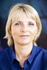 Fræk. Hanne-Vibeke Holst er bedst, når hun sætter gang i en stor, stærk og sjov scene. Her bliver hendes skarpe fortællestil foldet helt ud. 