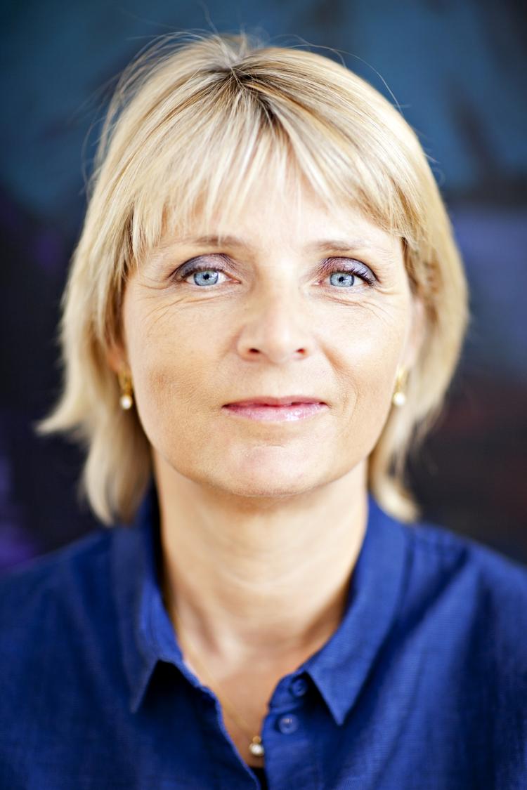 Fræk. Hanne-Vibeke Holst er bedst, når hun sætter gang i en stor, stærk og sjov scene. Her bliver hendes skarpe fortællestil foldet helt ud. 