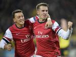 Våben. Mesut Özil (tv) og Aaron Ramsey (th) er to af mange formstærke spillere i Arsenal. 