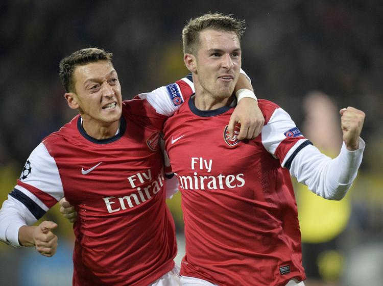 Våben. Mesut Özil (tv) og Aaron Ramsey (th) er to af mange formstærke spillere i Arsenal. 
