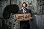 Krise. Hvad skal vi som samfund og enkeltborgere med en (gratis) undskyldning fra nationalbankdirektøren (Kristian Halken), der ikke så finanskrise komme, spørger forestillingen 'Point Omega'. 