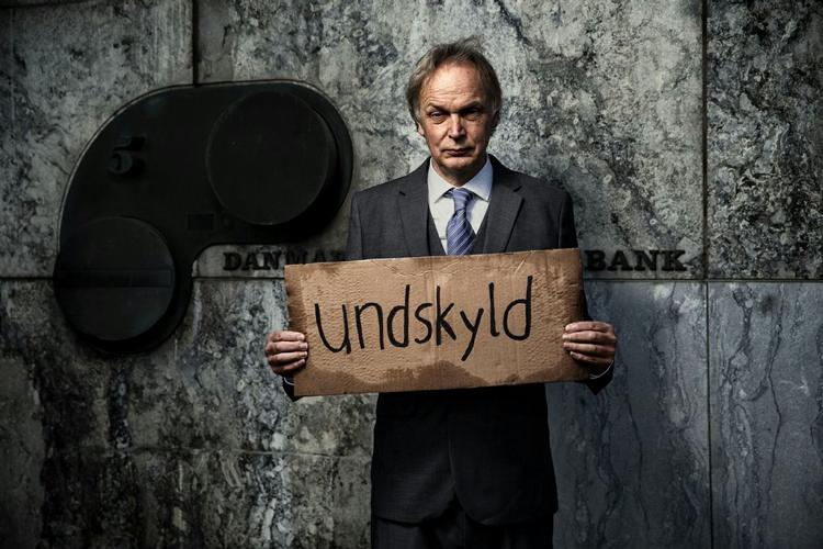 Krise. Hvad skal vi som samfund og enkeltborgere med en (gratis) undskyldning fra nationalbankdirektøren (Kristian Halken), der ikke så finanskrise komme, spørger forestillingen 'Point Omega'. 