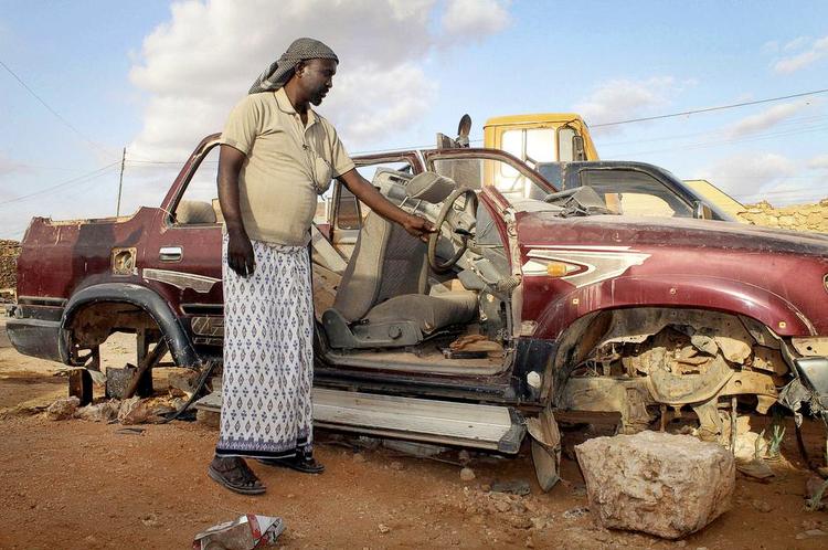 Skrot. Piraten Mohamed Jama tjente først så godt på gidseltagningerne, at han kunne købe en bil. Nu sælger han den som reservedele for at få mad på bordet. 