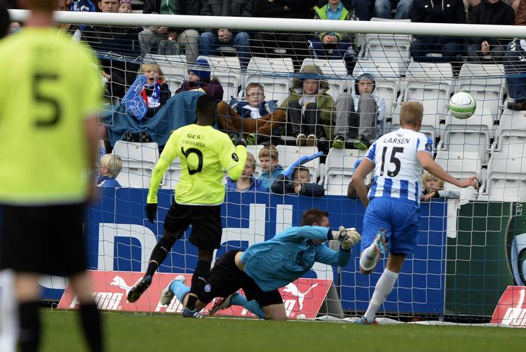 Mål. OB-målmand Mads Toppel kunne ikke Michael Lumbs afslutning og så kunne Joel Tshibamba let score til 2-0 for FC Vestsjælland. 