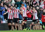 JUBEL. Phil Bardsley (tv) og Sunderland har hentet 6 af deres 7 point i ligaen under den nye manager Gus Poyet. 