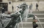 kuldechok. Trafalgar Square i London i marts. Endnu er den nye vinter ikke kommet til Storbritannien, men de store energiselskabers hævning af prisen har medført stor utilfredshed blandt mange briter. 