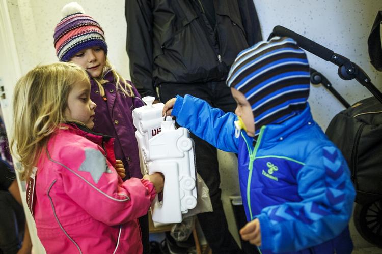 INDSAMLING. 14.000 danskere var i dag ude og samle ind for Dansk Flygtninghjælp. 