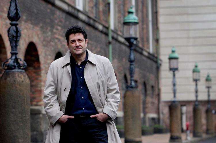 Frakken. Tom Reiss mener, at bevidstheden om, at vi bærer historien på vores skuldre, er det der giver livet mening. På fotoet, taget i København, kan det udsagn tages helt bogstaveligt, eftersom forfatterens overtøj er arvet fra den onkel, der reddede Reiss' jødiske mor ud af Paris. 