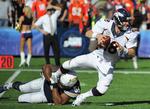 Av. Peyton Manning (th) leverede varen mod San Diego-spillerne, der gik hårdt til superstjernen. 