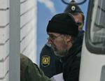 Fangeflygtning. Colin Russell fra Australien og de øvrige 29 aktivister fra Greenpeace, der er fængslet i Rusland, bliver idag flyttet med tog. 