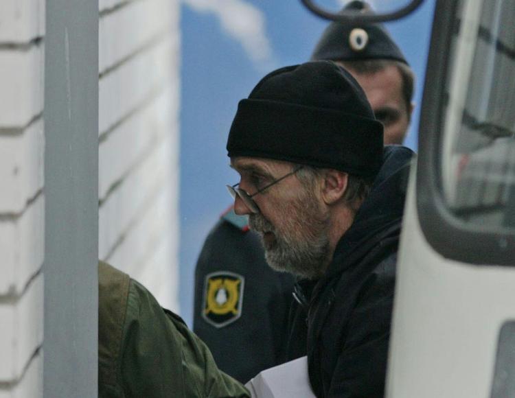Fangeflygtning. Colin Russell fra Australien og de øvrige 29 aktivister fra Greenpeace, der er fængslet i Rusland, bliver idag flyttet med tog. 