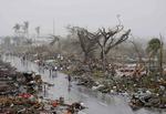 HÆRGET. Filippinere i byen Tacloban i Leyteprovinsen, der er hårdt ramt af tyfonens hærgen. 