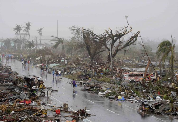 HÆRGET. Filippinere i byen Tacloban i Leyteprovinsen, der er hårdt ramt af tyfonens hærgen. 