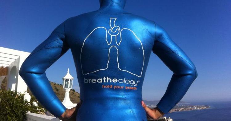 Blåt. Stig Åvall Severinsen rejser ofte til Spanien for at træne i den pool, som hører til familiens hus, der har udsigt til Middelhavet. 