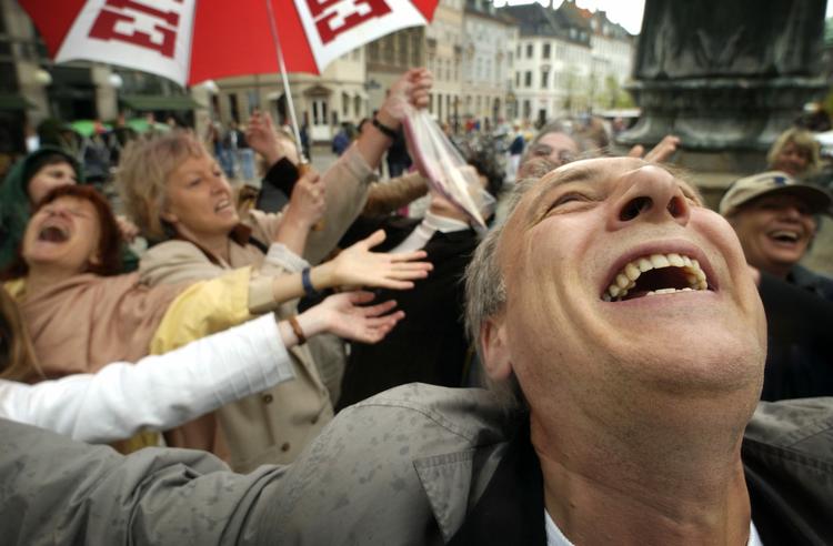 latterligt. Okay, så sjovt, synes danskerne nok heller ikke, det har været under krisen. Billedet er da også taget ved latterens dag i 2003 - dengang alt var godt, friværdierne boomede og ledigheden var rigtig lav. 