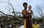 TYFONOFRE. Rory Cagbian med døtrene Shandev og Ashley foran det, der engang var familiens hjem i Tacloban. 