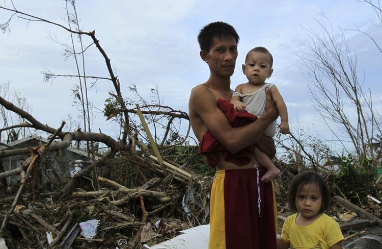 TYFONOFRE. Rory Cagbian med døtrene Shandev og Ashley foran det, der engang var familiens hjem i Tacloban. 